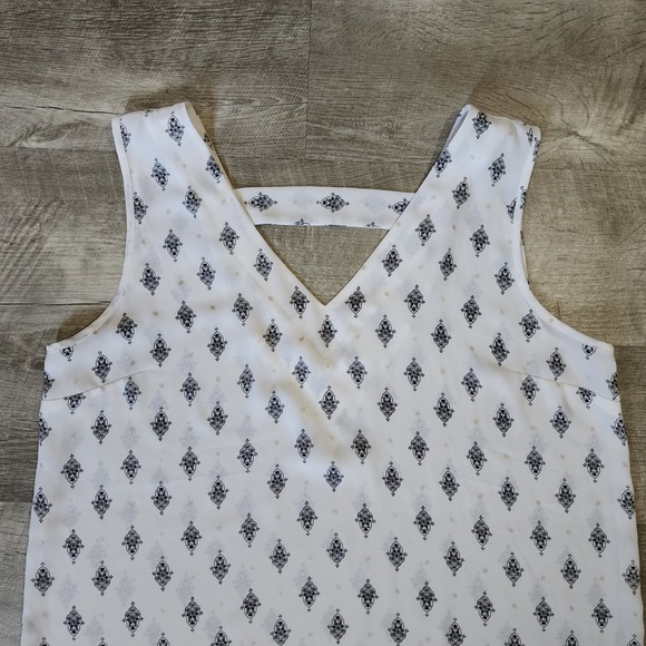 Maurices Medallion Print White V-Neck Tank Top Size Small - Picture 3 of 3